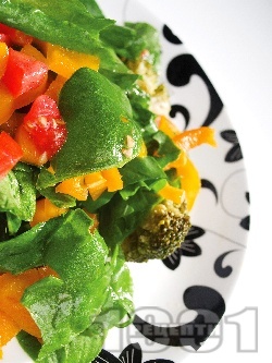 Зелена салата с домати, броколи и чушки - снимка на рецептата
